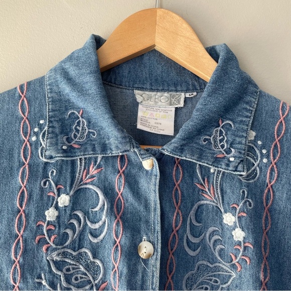 SOLD Vintage 90s Western Embroidered Denim Button-Up Shirt Size Medium Feminine - Picture 3 of 7